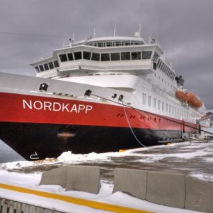 Lodě Hurtigruten spojující norské pobřeží od Bergenu po Kirkenes