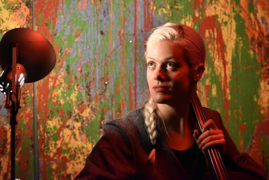 Violoncellistka Terezie Kovalová, mihotavé světlo lampičky a Nikon D5500, spolu s Canonem 760D je nejlepší volbou pro začínající i ambiciózní fotografy.