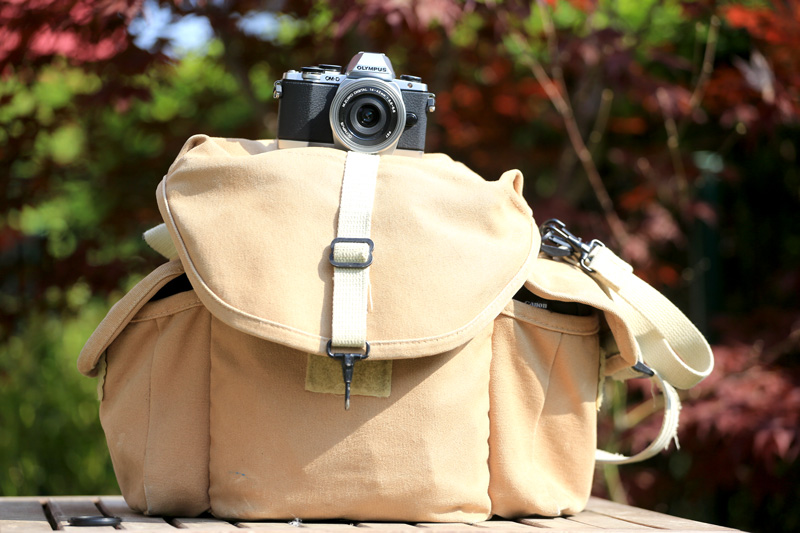 Olympus OM-D E-M10 na brašně s brašnou s full frame zrcadlovkou Canon 5D mark iii ukazuje, kam to vše směřuje: Proč se s těmi zrcadlovkami tahat, že?