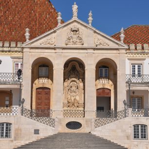 Coimbra – průčelí právnické fakulty 