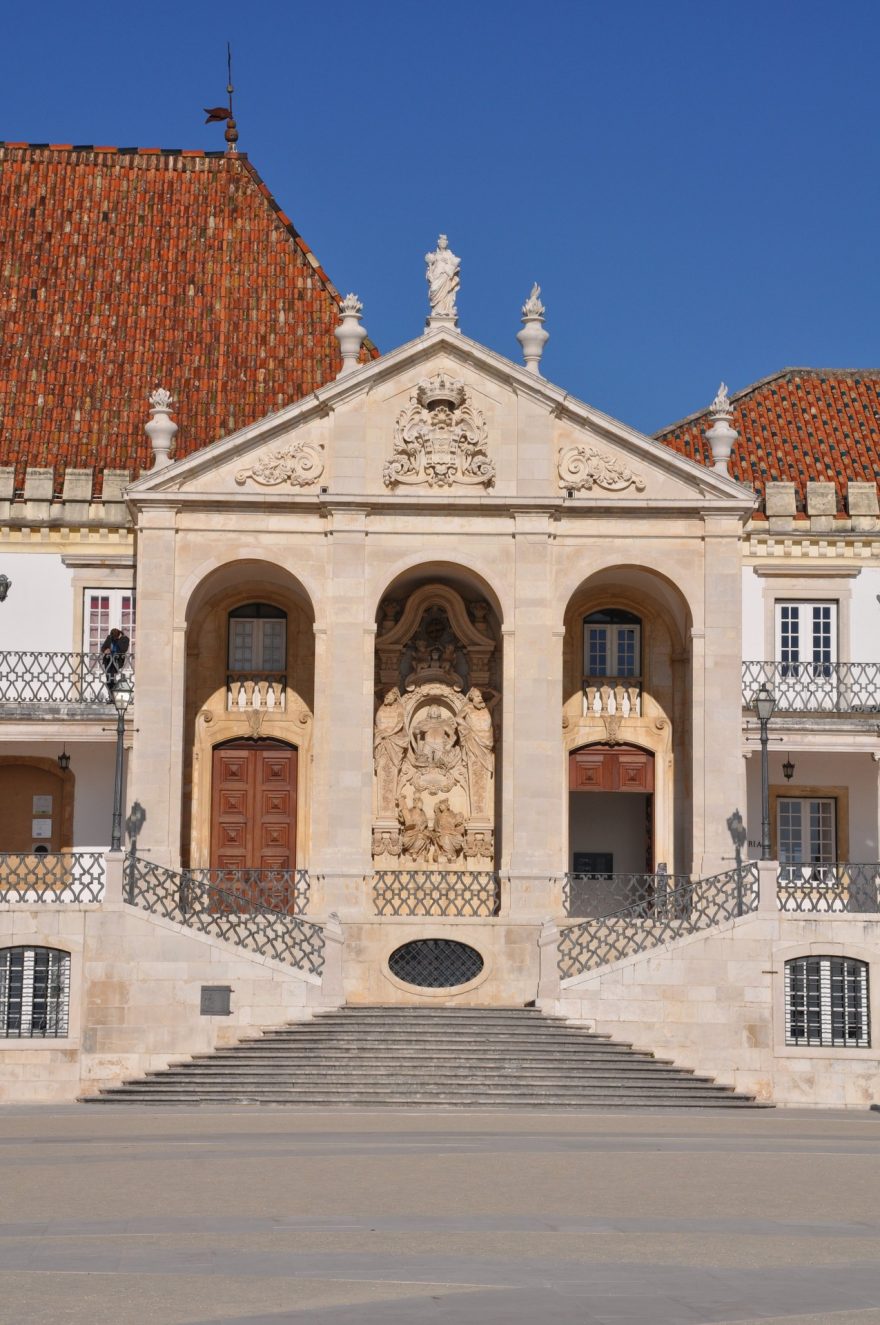 Coimbra – průčelí právnické fakulty 