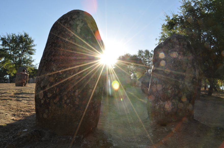 Kromlech u Almendres při západu slunce 