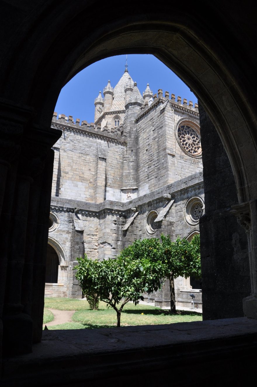 Évora – pohled z ambitu na katedrálu 