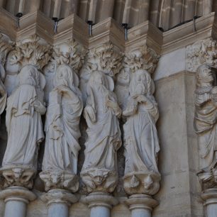 Évora – sochy Apoštolů na portálu katedrály 