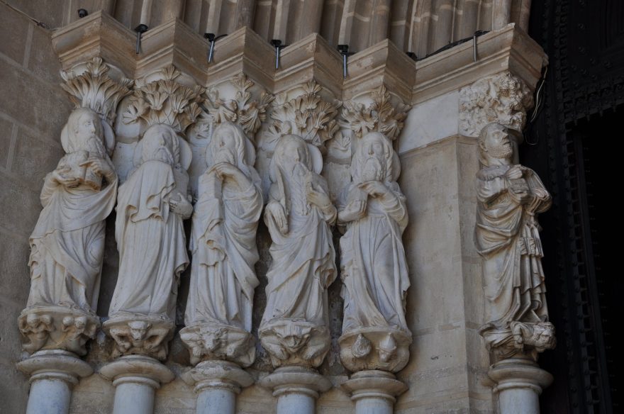 Évora – sochy Apoštolů na portálu katedrály 