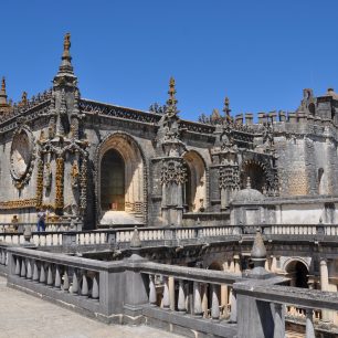Convento de Cristo v Tomaru – klášterní kostel s charolou z horního ochozu jednoho ze čtyř ambitů 