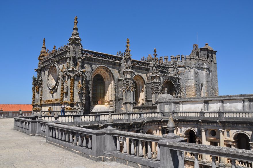 Convento de Cristo v Tomaru – klášterní kostel s charolou z horního ochozu jednoho ze čtyř ambitů 