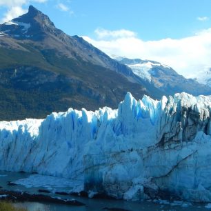 Nejužší místo, kde se jednou za čas čelo ledovce Perito Moreno přiblíží protějšímu poloostrovu Magellanes a dočasně přehradí přůtok vody z ramena Brazo Rico (zleva) do Lago Argentino. Právě tady pak dochází k jevu zvanému ruptura – zborcení vodou podemlet