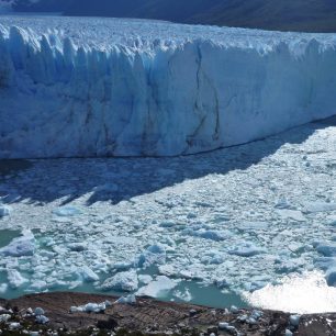 Masa ledovce každý den postoupí o dva metry kupředu a z jejího čela s rachotem odpadávají kousky a kusy ledu.