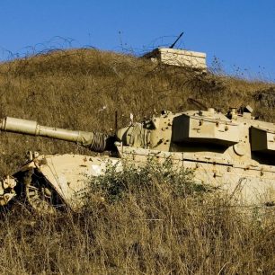 Na golanských kopcích stojí řada staré techniky a nechybí ani tanky. Nejsou zamčené a dají se dobře zkoumat.