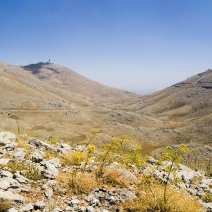 Hora Mt. Hermon (2814 m n. m.) se rozkládá na pomezí tří států: Libanonu, Izrael a Sýrii. Ze stanovišť jednotlivých států si tak vojáci prakticky “koukají do talíře”.