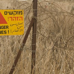 Značky “Pozor miny” jsou rozesety po celých výšinách, je nutné si dávat dobrý pozor na které straně plotu se člověk nachází.