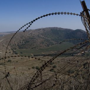 Hranice mezi Izraelem a Sýrií je velice pečlivě střežená a s vývojem syrské občanské války jsou implementována různá bezpečnostní opatření.