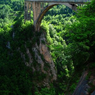 Majestátný Djurdjevićův most přes řeku Taru