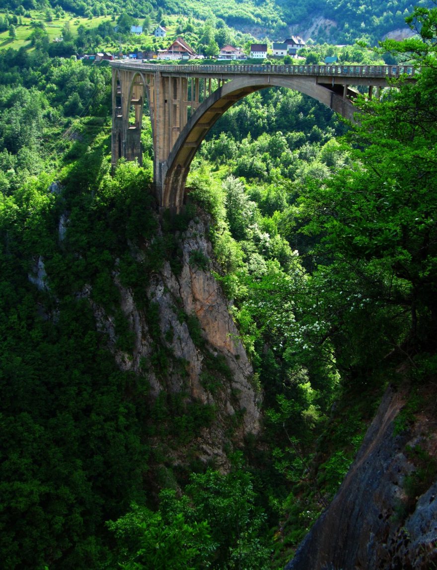 Majestátný Djurdjevićův most přes řeku Taru