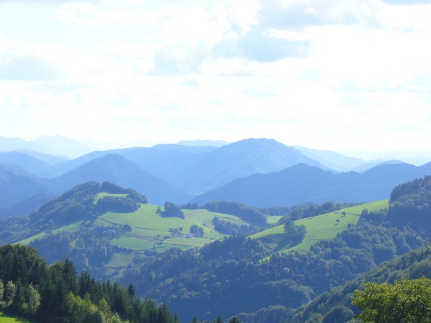 Bucklige Welt – "kopcovitý svět"