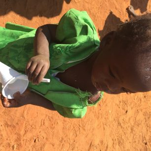 Místní děti ani u čistění vředů nebrečí