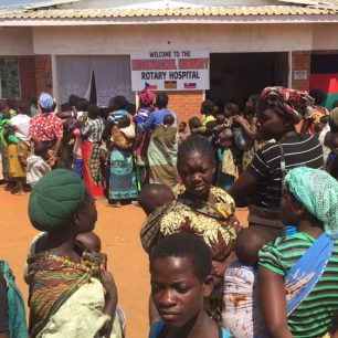 Nával pacientů před nemocnicí