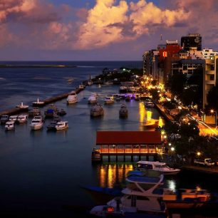 Večerní pohled na Malé (Shutterstock.com)