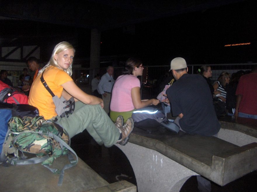 Hraniční přechod Panama – Kostarika, čekání na prohlídku zavazadel