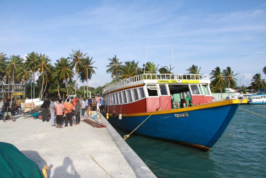 Loď vozící pasažéry mezi ostrovy