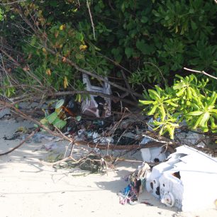 Odvrácená strana Malediv - pláž plná odpadků