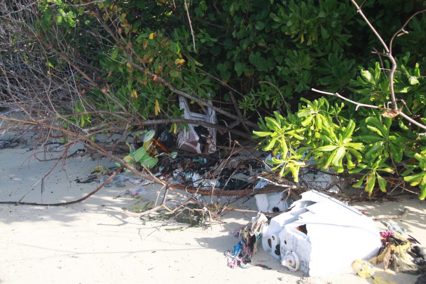 Odvrácená strana Malediv - pláž plná odpadků