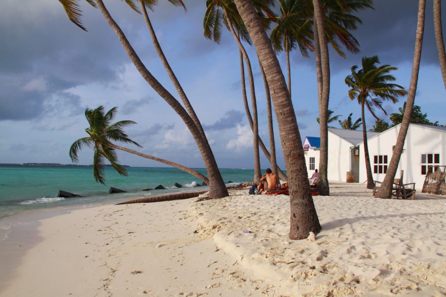 Turistická pláž na Maafushi, Maledivy