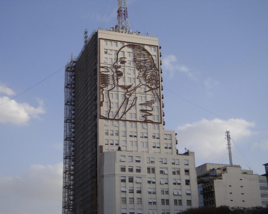 Portrét Evy Perónové na budově ministerstva zdravotnictví