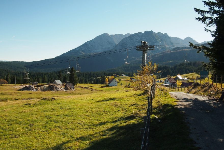 Pastviny cestou k jezeru Zminje