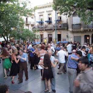 Lidé tančící tango v ulicích Buenos Aires