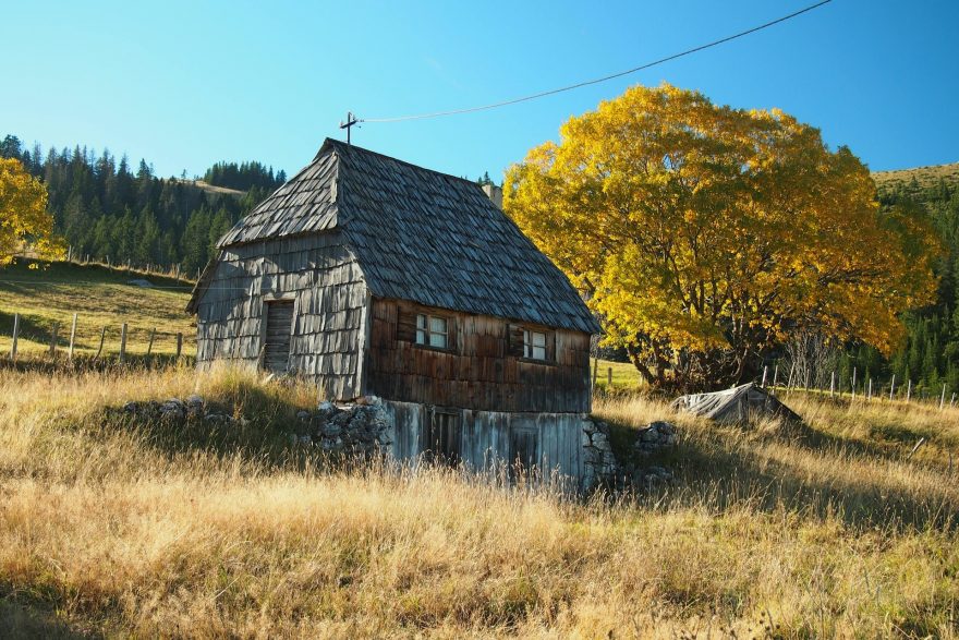Vesnický domek cestou k jezeru Zminje