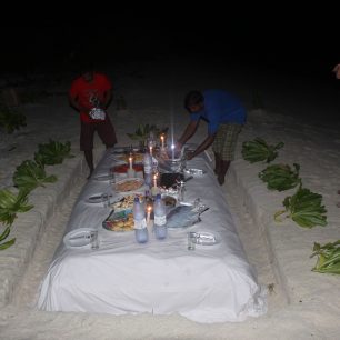 Večeře při svíčkách na ostrově