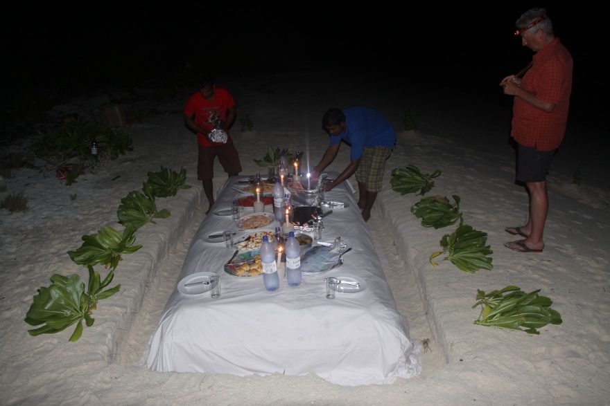 Večeře při svíčkách na ostrově