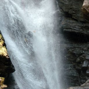 Voda se tříští o skály