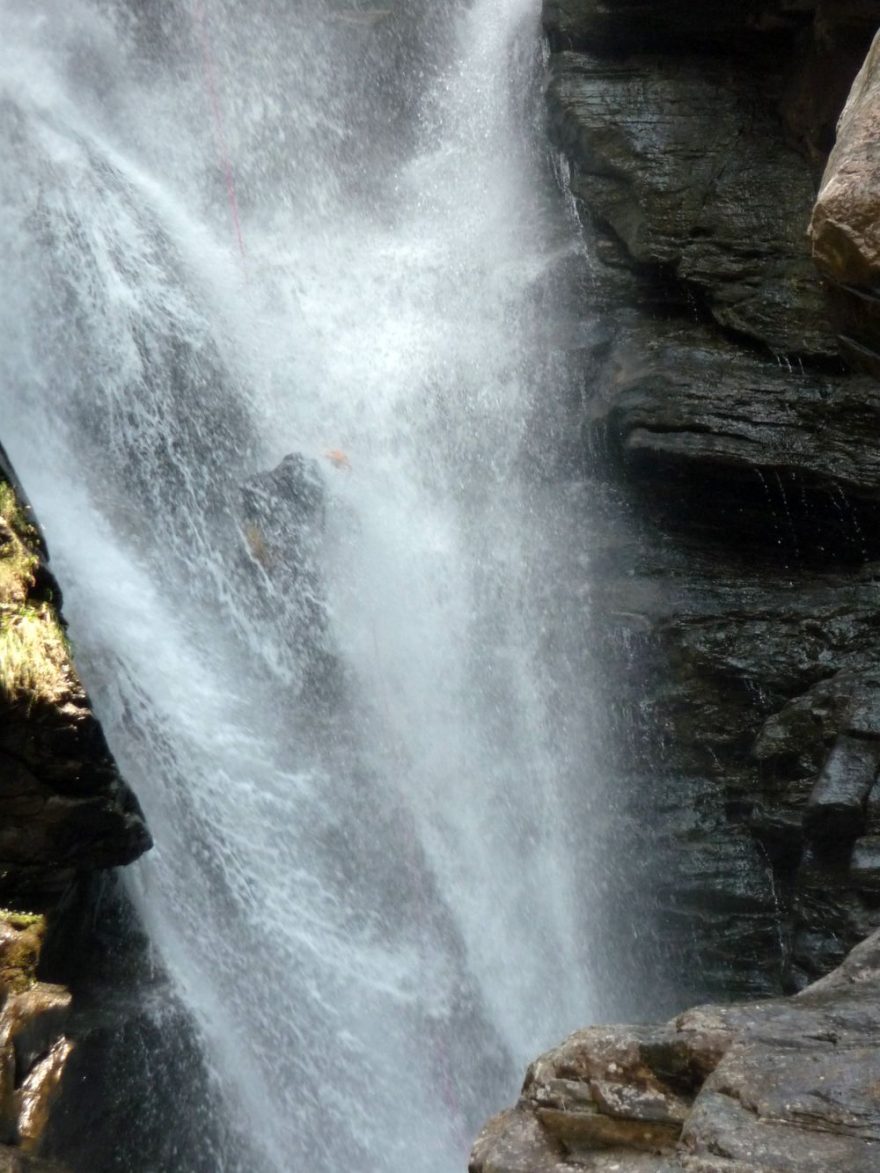 Voda se tříští o skály