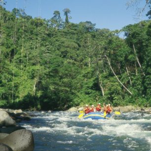Rafting je další možnost, jak si užít adrenalinu na Kostarice