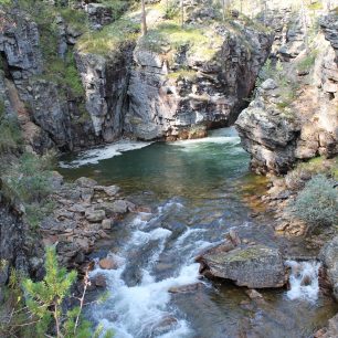 Různorodé vodopády Laponska