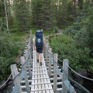 Trek je doplněný o visuté mostky nad řekou