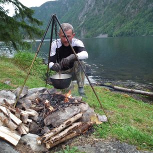 Oheň, trojnožka a kotlík