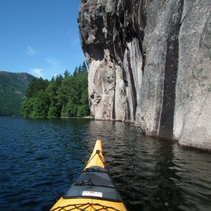 Sluncem prohřáté hladké skály