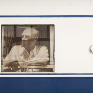 Mustafa Kemal shlíží ze svého vozu na ankarské nádraží