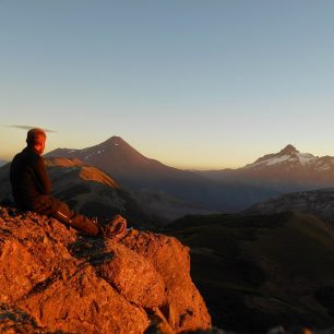 Chile, vulkán Antuco v pozadí - nejlepší pocit je si sundat sluchadla a pozorovat západ slunce v tichu