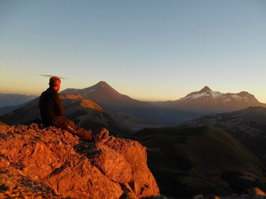 Chile, vulkán Antuco v pozadí - nejlepší pocit je si sundat sluchadla a pozorovat západ slunce v tichu