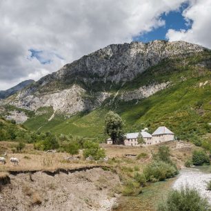 Pohled na školu (vlevo) a kostel (vpravo) v Curraj i Epërm