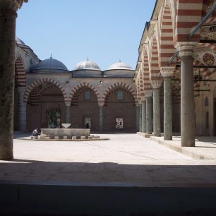 Nádvoří mešity v Edirne