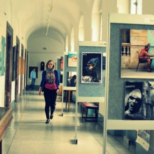 Chodby lemovaly výstavy fotografií