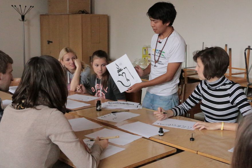 Workshop kaligrafie s Yeshi Tuhdenem