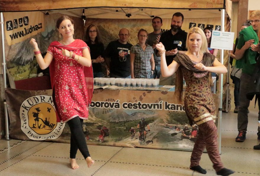 Bollywoodský tanec před stánkem CK KUDRNA