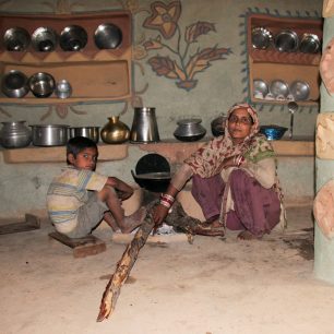 Kmen Gujjar v NP Rajaji stále žije tradičním způsobem života v malovaných hliněných chýších